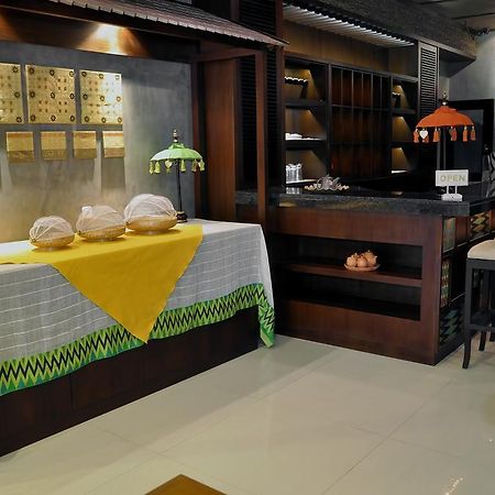 Metro House Hotell Surabaya Eksteriør bilde